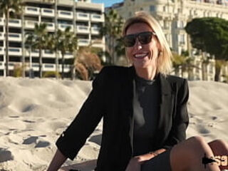Anouk, blond sulfurique, s&#039_empale sur une queue