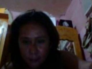 Filipina cougar Helps a guy jizz on cam