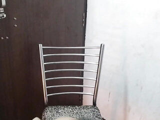 Desi gal ko oyo motel me jabar dasti doodh daba kar pela