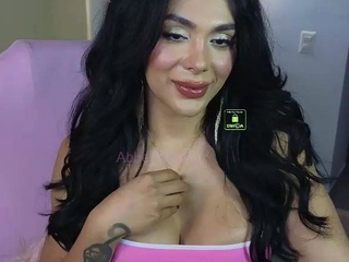 Cougar with huge milk cans luving herself on webcam