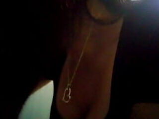 Me ayudas a sacarme el calzoncito, me dice mi sexy nena.