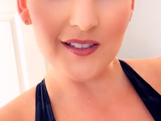 Huge bosoms cougar faps with her fake penis