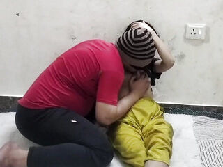 Desi aunty ko saman dene ke bahane pel diya