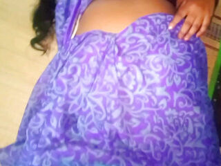 Desi sary aunty fat boobies pressing in fellow