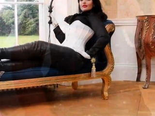 Fetish black-haired bi-atch deepthroats on chisel