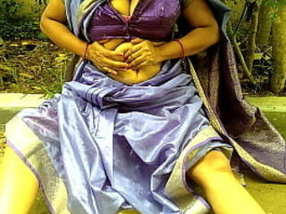 देसी विशाल गांड वाली सौतेली माँ चूत में उंगली करती आंगन म