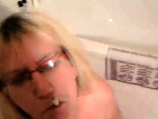 Rauchen und Blasen mit einer deutschen MILF