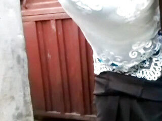 A prisoner offers a policeman to screw his wifey to free-for-all her
