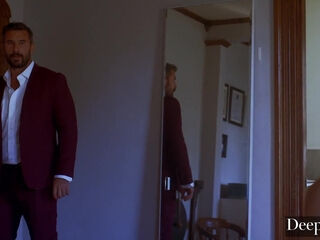 Horny babe gets her pussy fucked on the bed